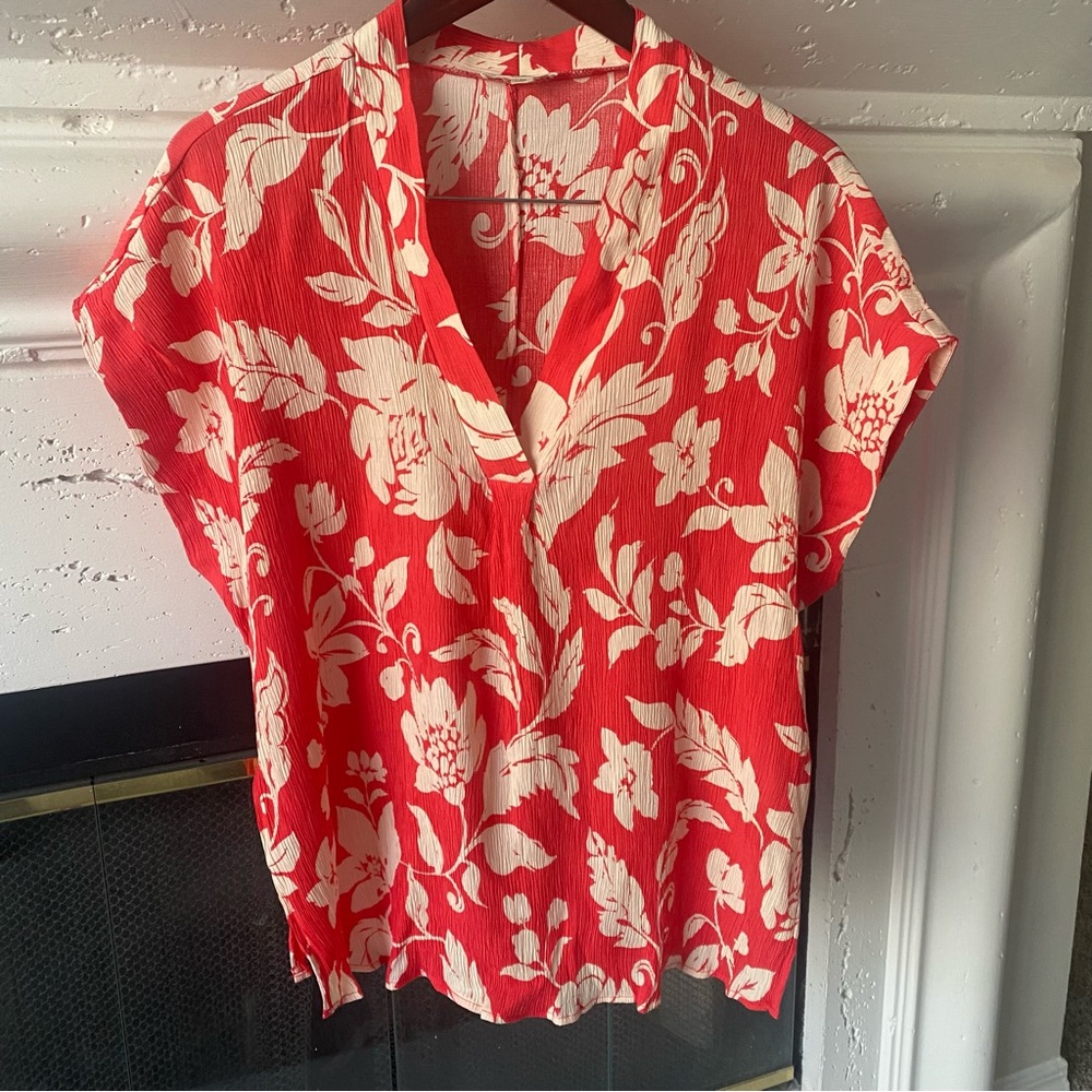 Easel Floral Coral & White Women's Medium V-Neck Textured Top. Style# ET18732